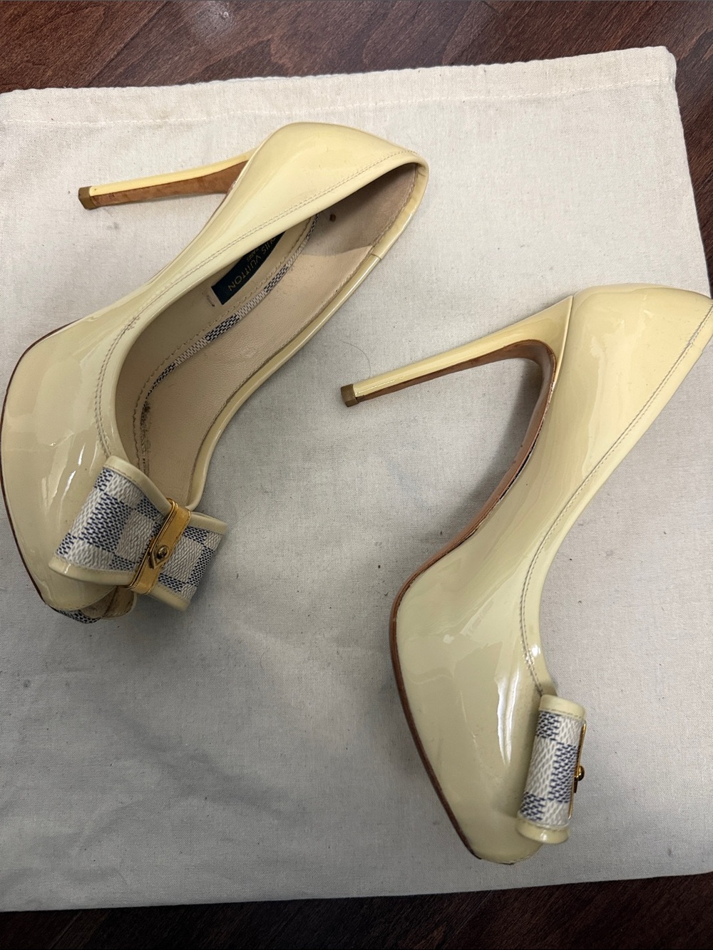 Louis Vuitton Cream Patent Leather Bow Stilettos